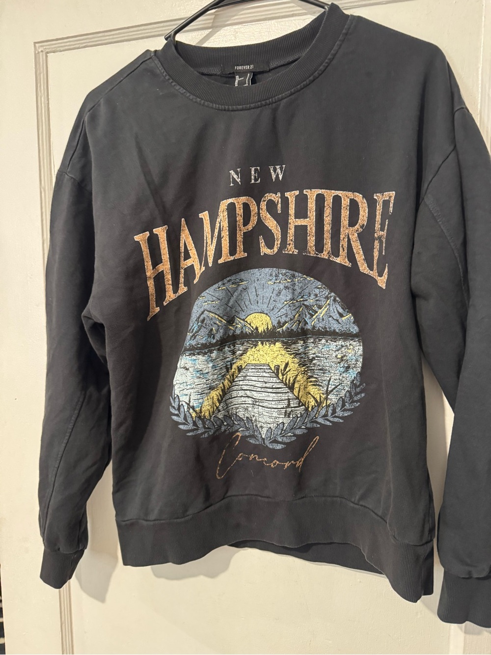 New Hampshire Graphic Crewneck Sweater - Black